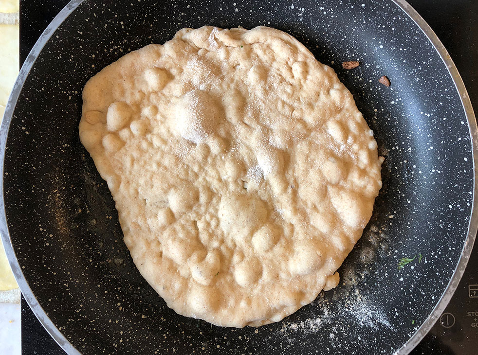 Hjemmelaget nanbrød med hvitløk og koriander