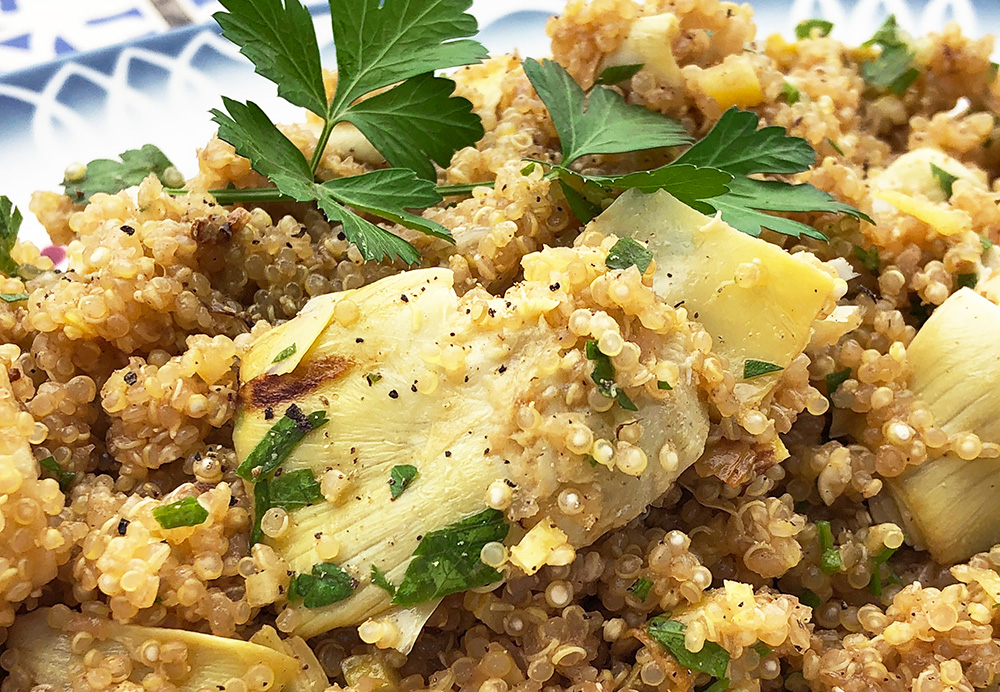 Frisk quinoasalat med stekte artisjokkhjerter