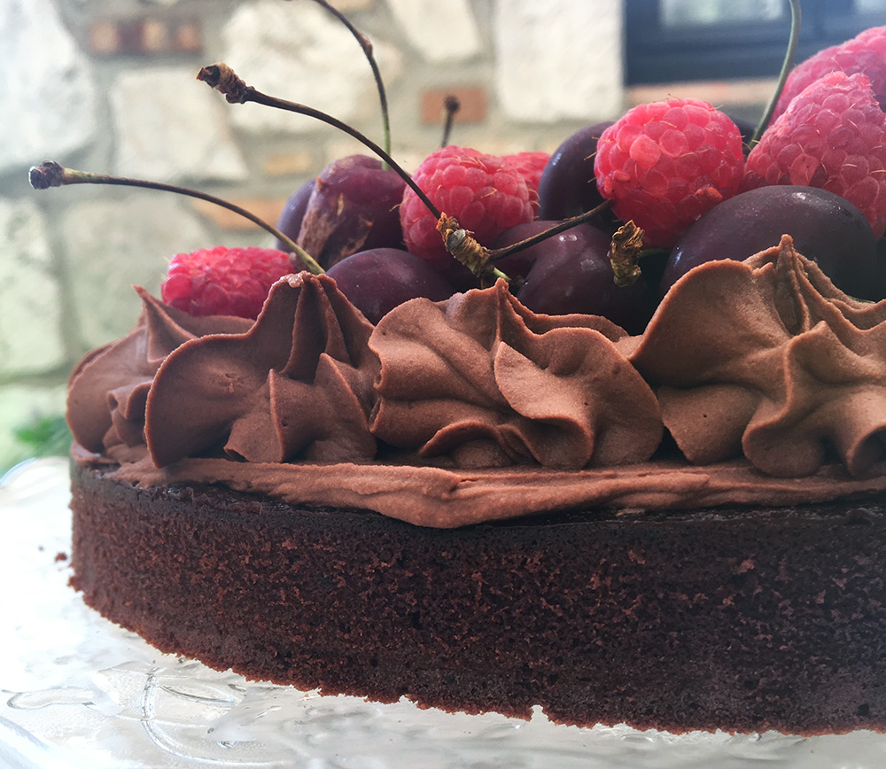 Saftig og strøken sjokoladekake med kirsebær og bringebær