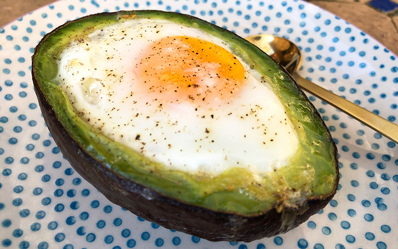 Bakt avokado med egg