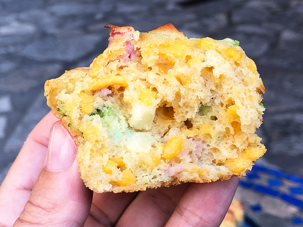 Cheesy og saftige muffins med cheddar og brokkoli
