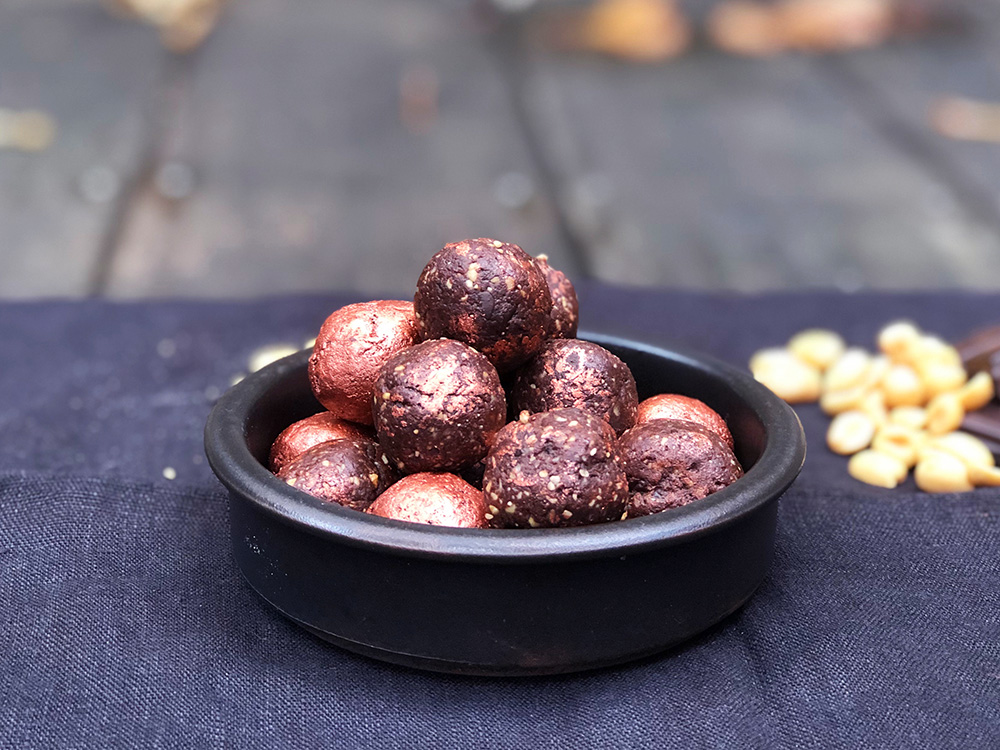 Rå bliss balls med peanøtter og sjokolade