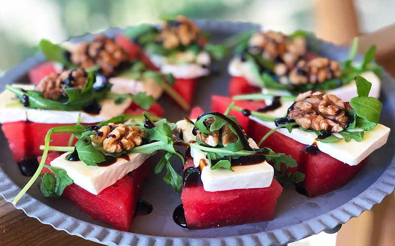 Munnfuller med vannmelon, brie og valnøtter