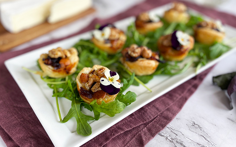 Minitartelettes med brie, pære og karemellisert løk