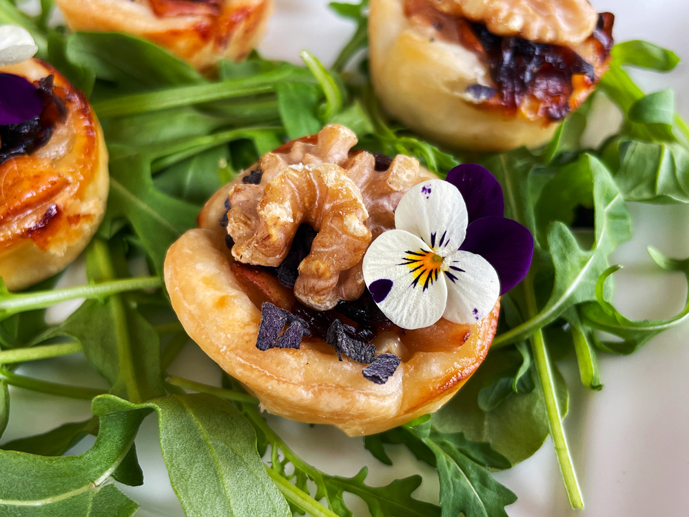 Minitartelettes med brie, pære og karemellisert løk