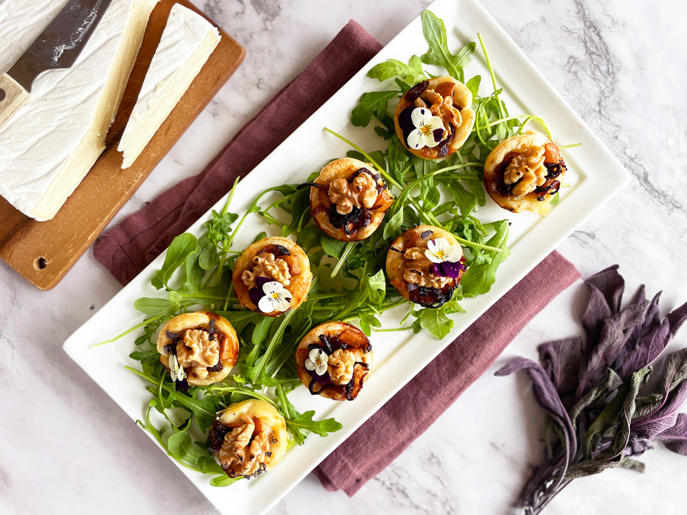 Minitartelettes med brie, pære og karemellisert løk