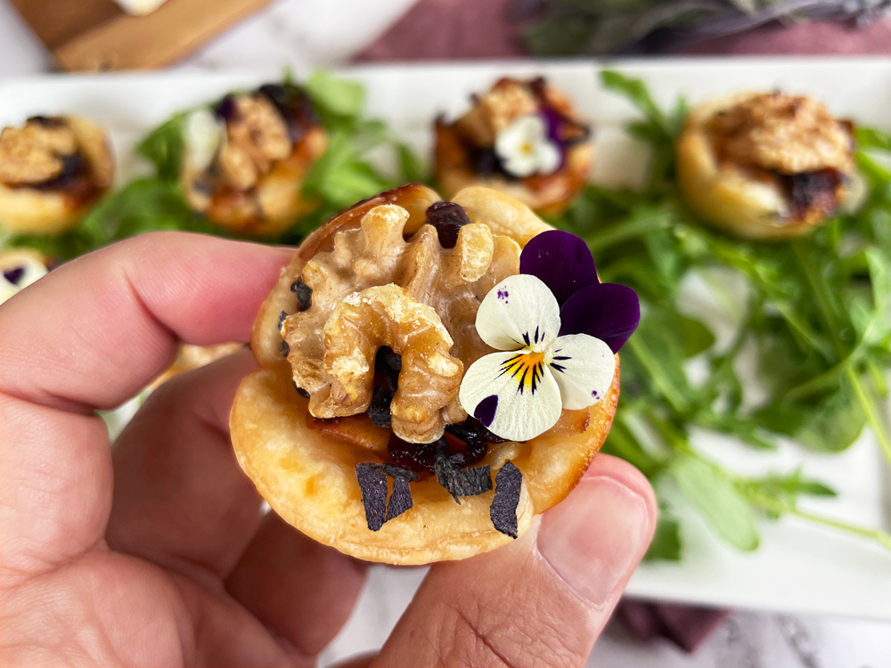 Minitartelettes med brie, pære og karemellisert løk
